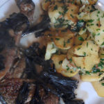 Perlhuhn mit Totentrompete