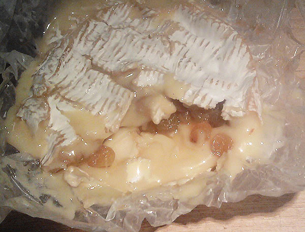 warmer Camembert mit Calvadosrosinen