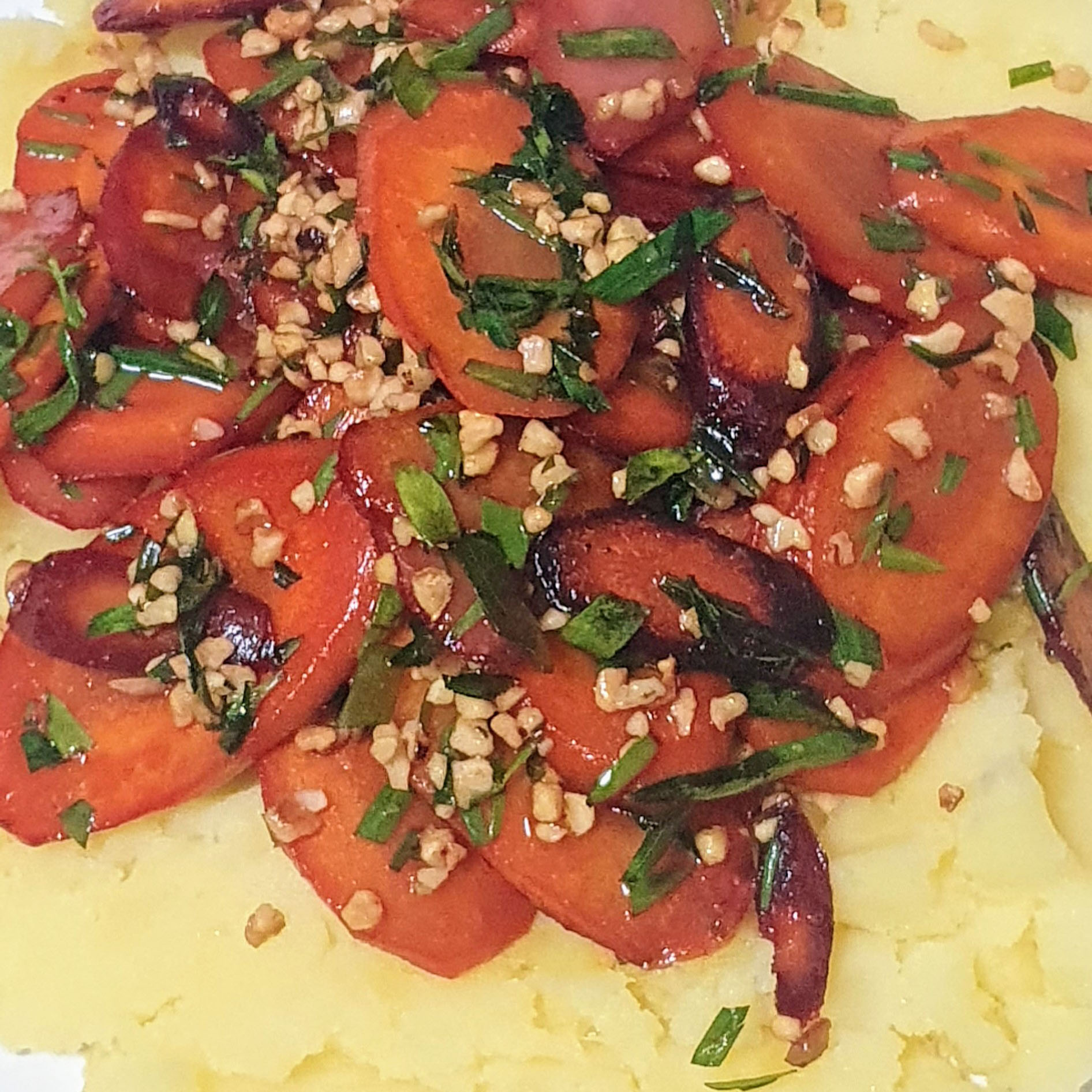 zitroniges Karottengemüse auf Kartoffelstampf